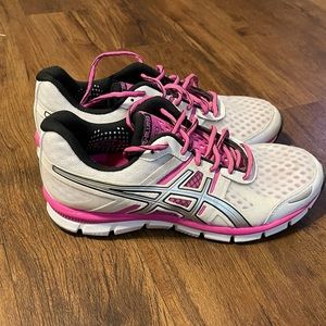 Women’s Asic’s Tennis shoes. Color: White with pink. Size:9 1/2